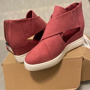 Journee Collection Seena Crossover Platform Wedge sneaker Shoes Women's 8.5